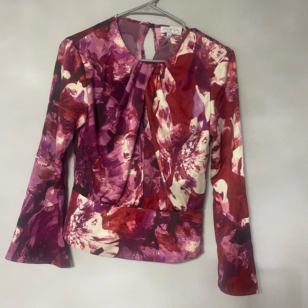 Burgundy & pink floral blouse with ruffle sleeves & tie front detail #floral
